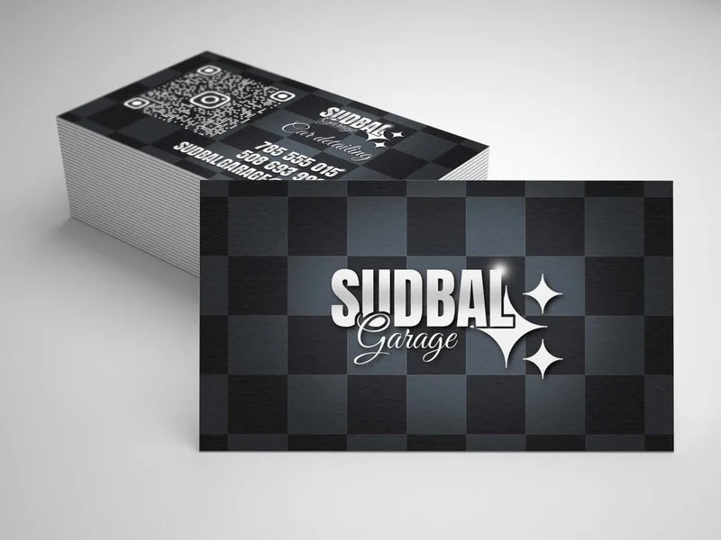 Czarna wizytówka serwisu detailingowego Sudbal Garage z chromowanym logo